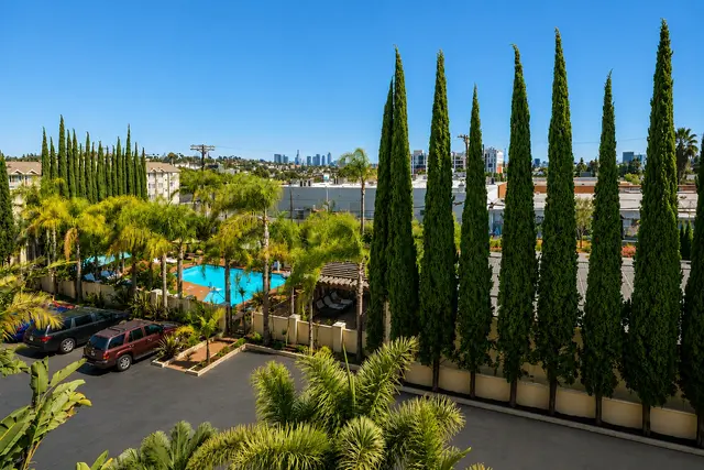 Luminary Double Queen | Top floor facing the pool – Hollywood Hotel