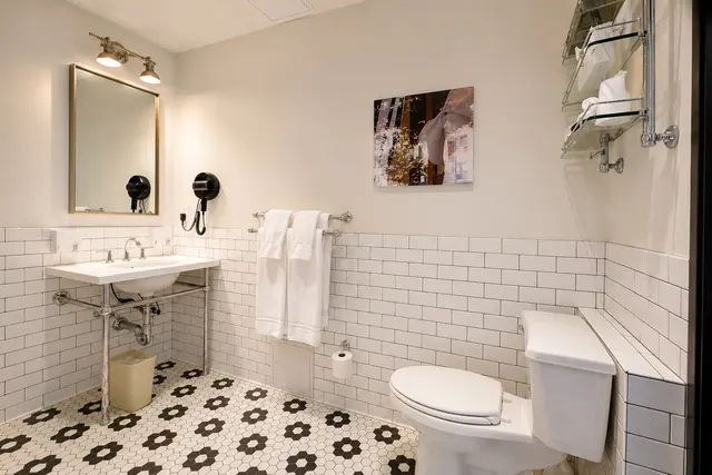 Luminary Double Queen | Top floor — room at Hollywood Hotel, Los Angeles — photo 2 of 10