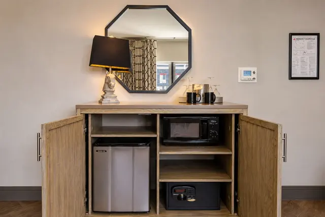 Luminary Double Queen | Top floor — room at Hollywood Hotel, Los Angeles — photo 6 of 10