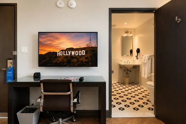 Luminary Double Queen | Top floor — room at Hollywood Hotel, Los Angeles — photo 9 of 10