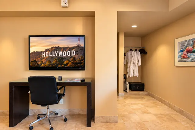 Luminary King | Corner close to elevator — room at Hollywood Hotel, Los Angeles — photo 7 of 7