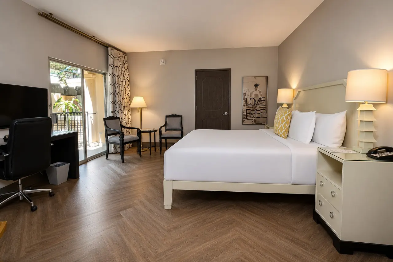 Luminary King | Corner room away from elevator – Hollywood Hotel