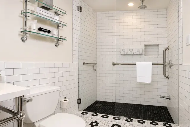 Luminary King | Corner room away from elevator — Hollywood Hotel, Los Angeles (12/12)