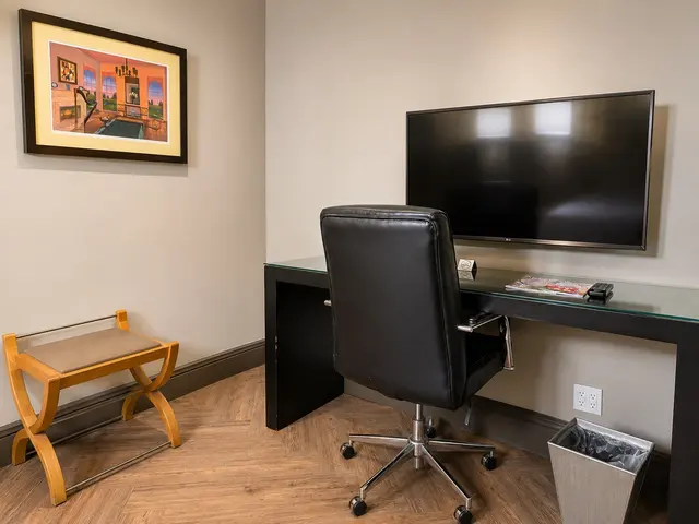 Luminary King | Corner room away from elevator — Hollywood Hotel, Los Angeles (5/12)