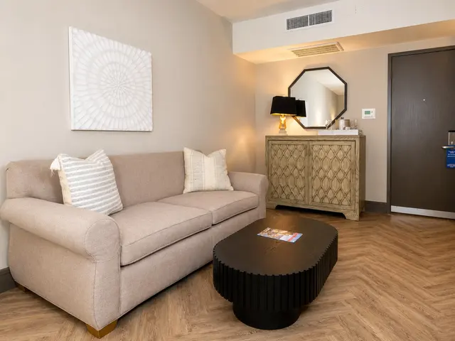 Luminary King | Corner room away from elevator — Hollywood Hotel, Los Angeles (8/12)