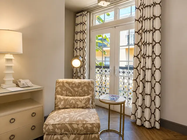 Luminary Queen | Balcony french doors – Hollywood Hotel