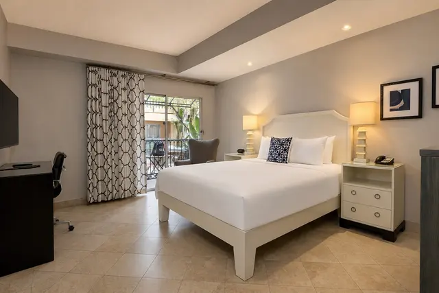 Luminary Queen | Bathtub and courtyard view – Hollywood Hotel