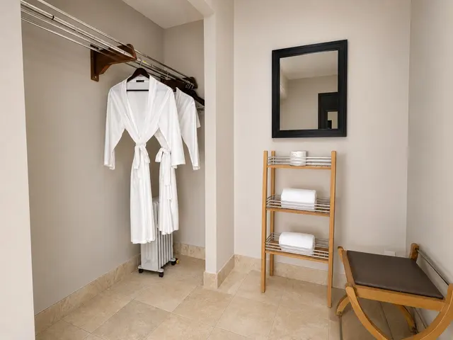 Luminary Queen | Bathtub and courtyard view — Hollywood Hotel, Los Angeles (2/7)