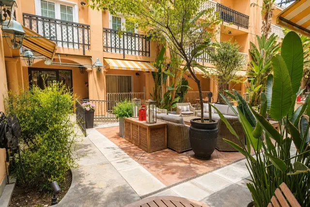 Luminary Queen | Bathtub and courtyard view — Hollywood Hotel, Los Angeles (7/7)