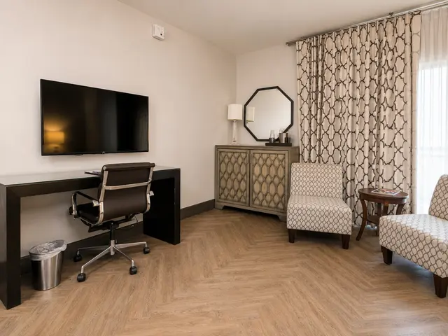 Luminary Queen | Close to sauna — room at Hollywood Hotel, Los Angeles — photo 6 of 6