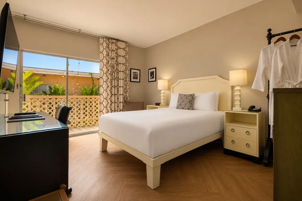 Luminary Queen | Courtyard view and bathtub – Hollywood Hotel