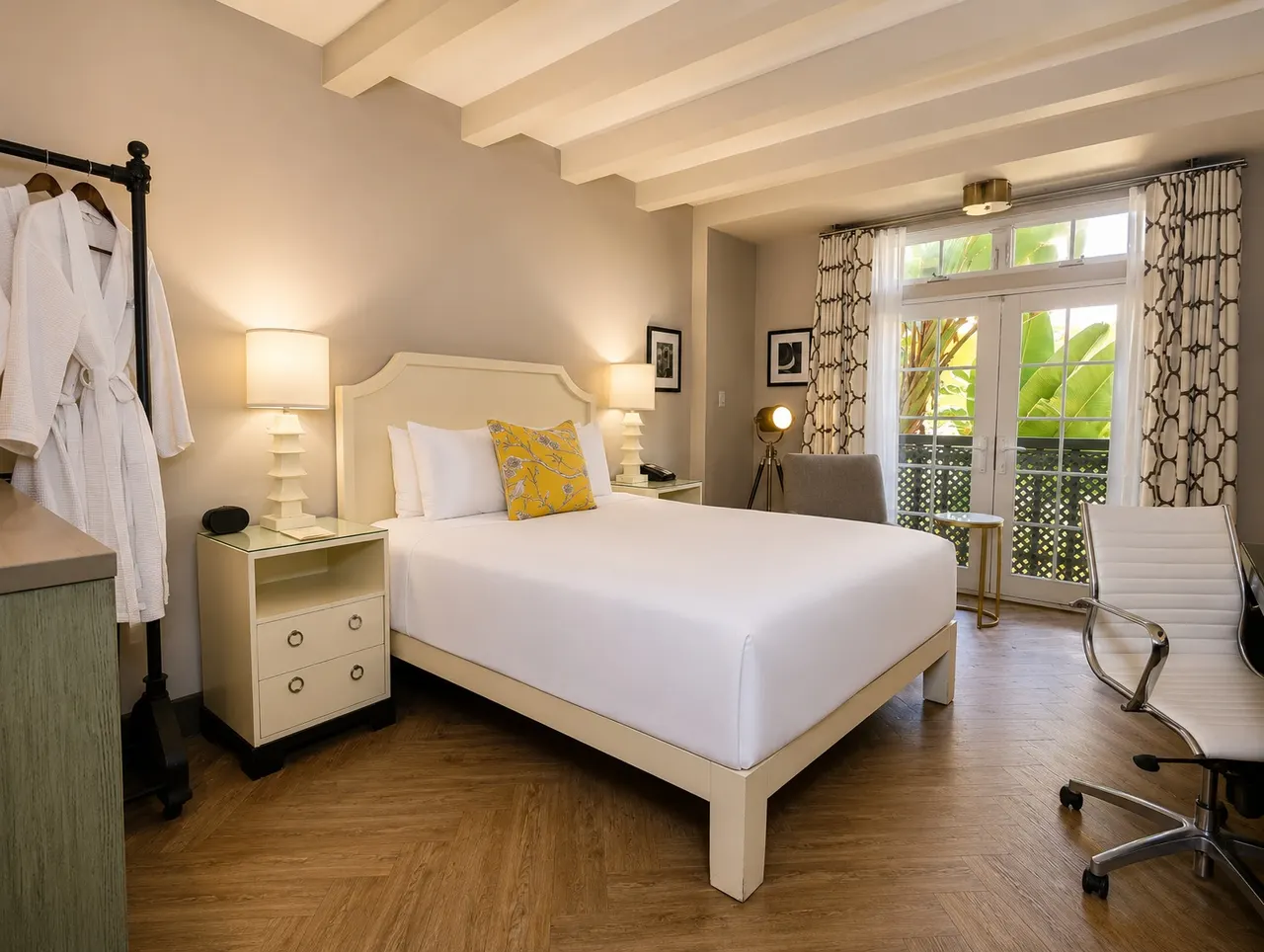 Luminary Queen | Courtyard view – Hollywood Hotel