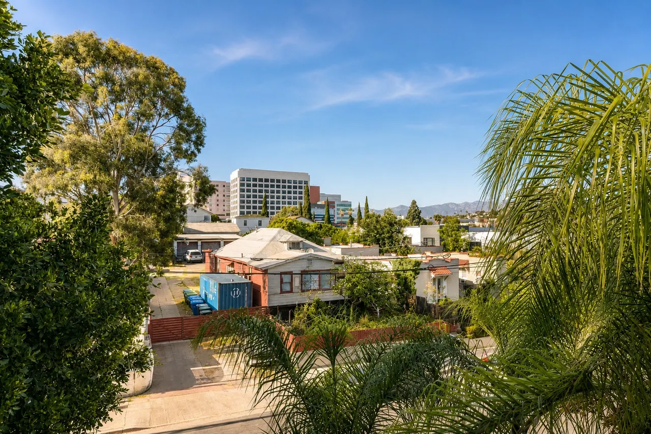 Luminary Queen | Hollywood hill view and walk-in shower – Hollywood Hotel
