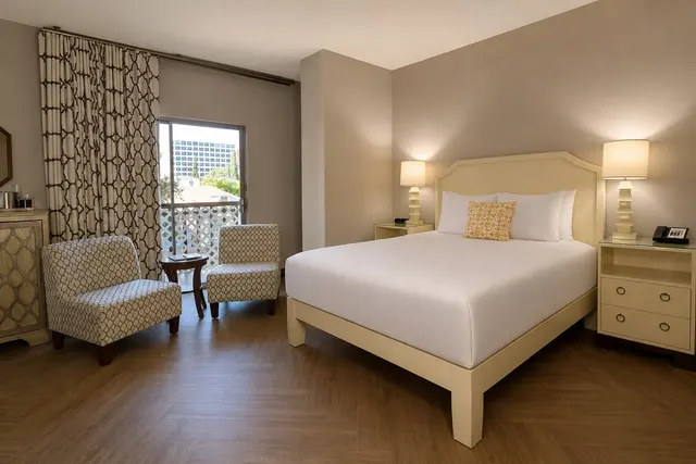 Luminary Queen | Hollywood hill view and walk-in shower — Hollywood Hotel, Los Angeles (2/8)