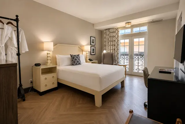 Luminary Queen | Second floor facing courtyard – Hollywood Hotel