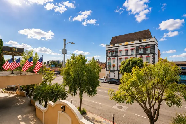 Luminary Queen | Second floor – Hollywood Hotel