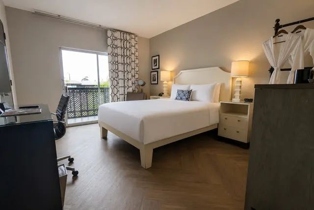 Luminary Queen | Second floor — room at Hollywood Hotel, Los Angeles — photo 2 of 5
