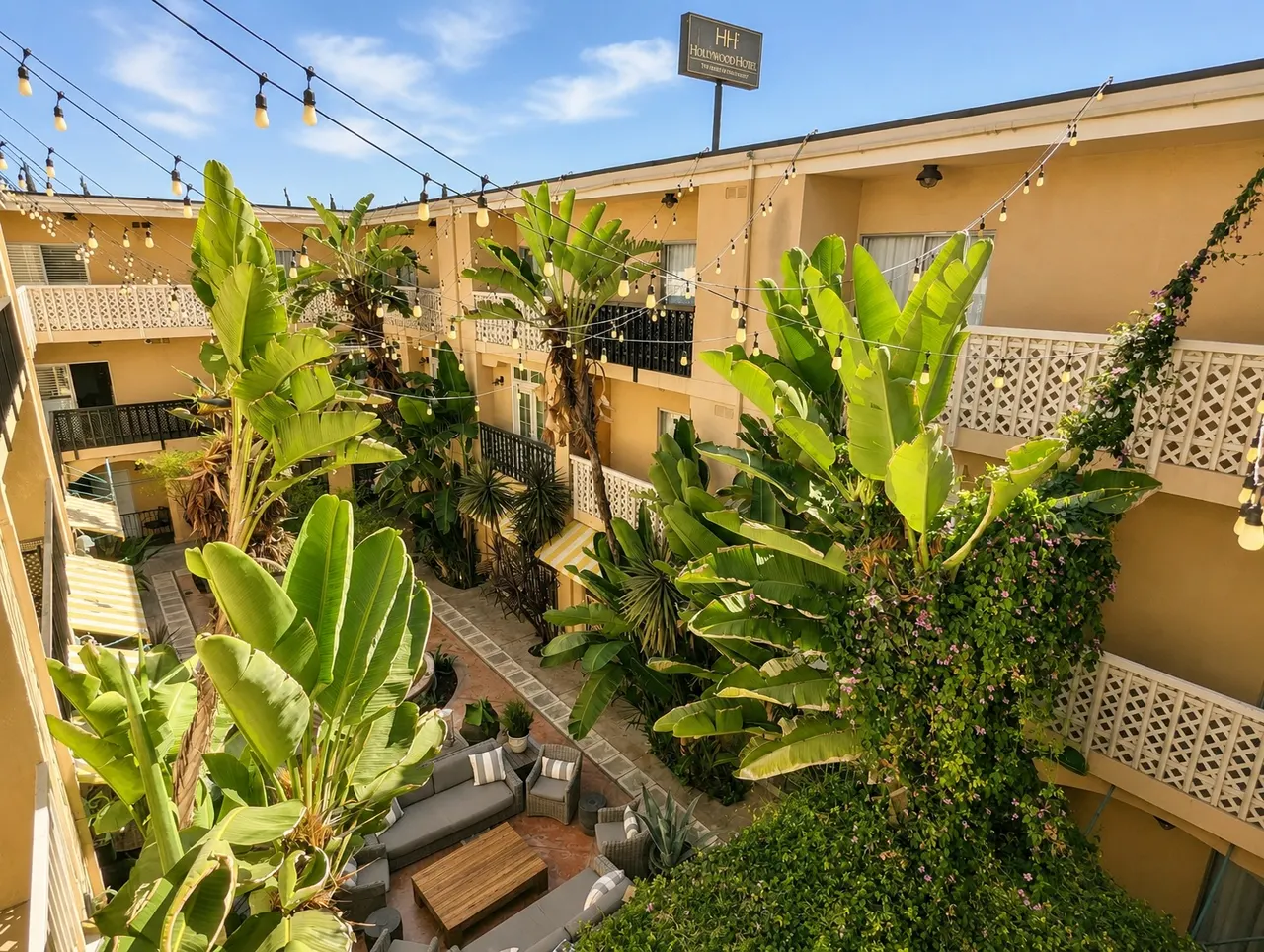 Luminary Queen | Sliding door balcony and top floor – Hollywood Hotel