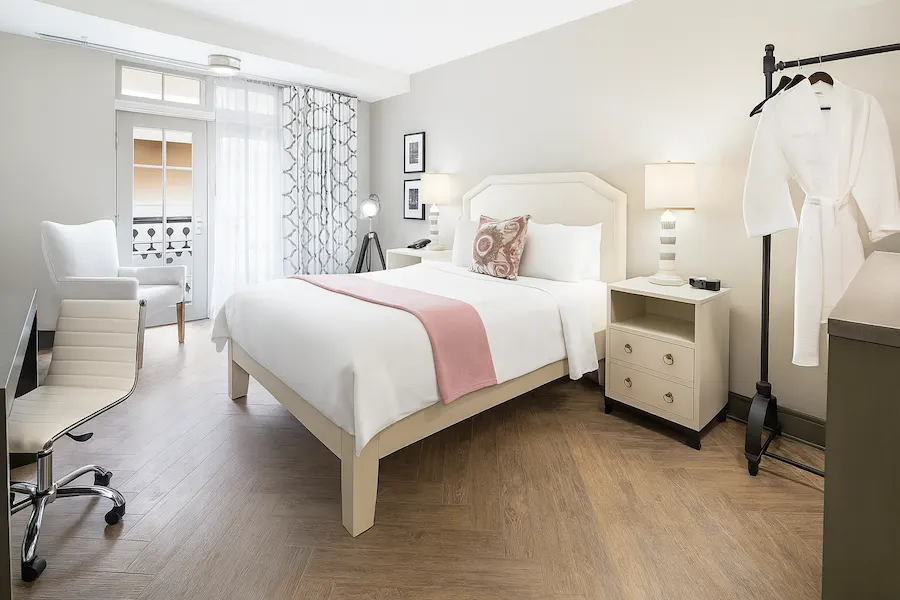 Luminary Queen | Two rooms next to each other – Hollywood Hotel