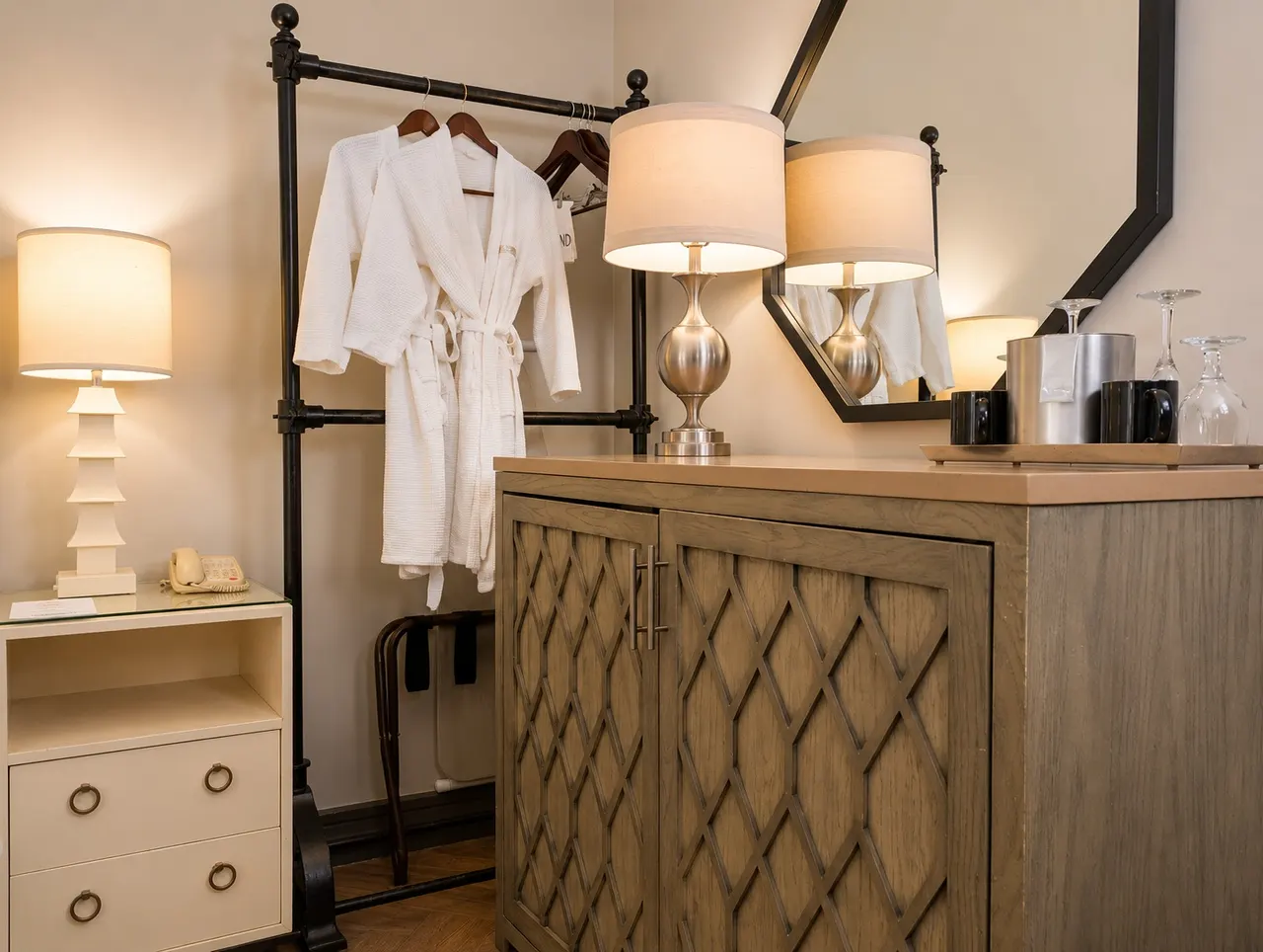 Luminary Queen | View to courtyard – Hollywood Hotel