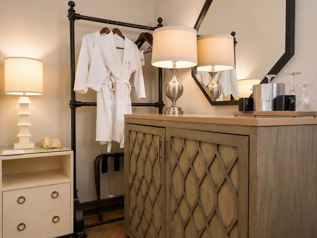 Luminary Queen | View to courtyard – Hollywood Hotel