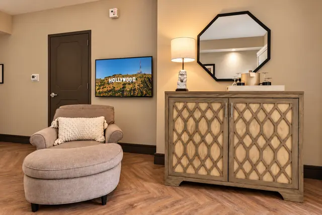 Silver Screen Junior Suite | Close to elevator — room at Hollywood Hotel, Los Angeles — photo 9 of 11