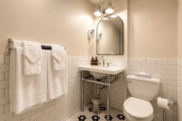 Silver Screen Junior Suite | Courtyard view — room at Hollywood Hotel, Los Angeles — photo 3 of 8