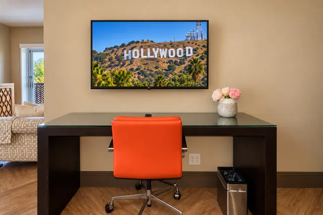 Silver Screen Junior Suite | Courtyard view — room at Hollywood Hotel, Los Angeles — photo 9 of 10