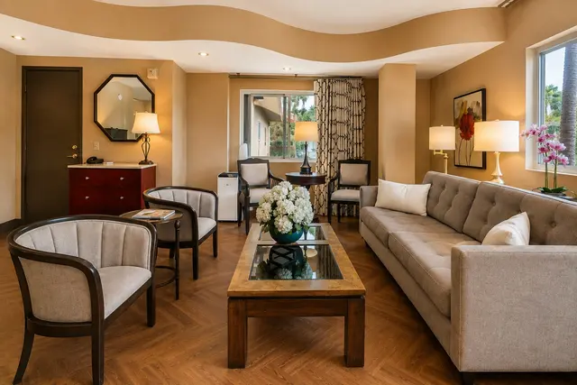 Silver Screen Suite | King bed with hot spa tub – Hollywood Hotel