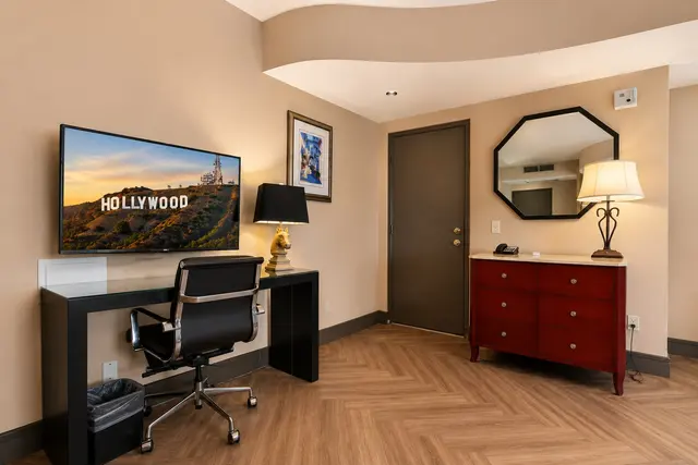 Silver Screen Suite | King bed with hot spa tub — room at Hollywood Hotel, Los Angeles — photo 10 of 11