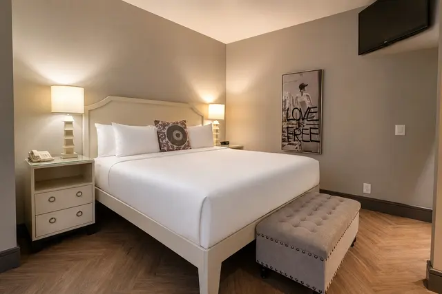 Silver Screen Suite | King bed with hot spa tub — room at Hollywood Hotel, Los Angeles — photo 2 of 11