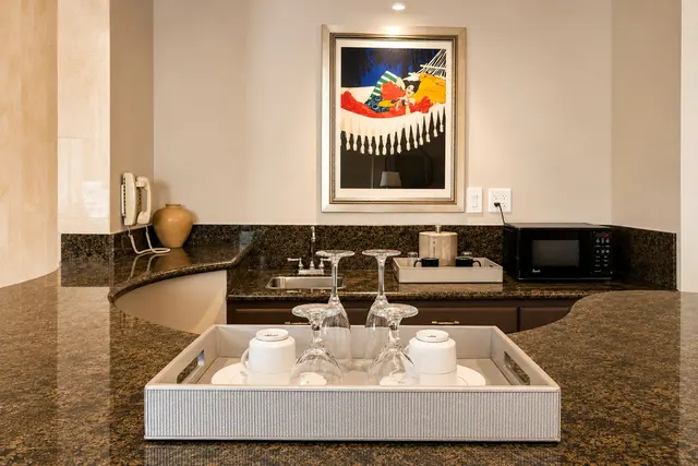 Silver Screen Suite | King bed with hot spa tub — room at Hollywood Hotel, Los Angeles — photo 5 of 11