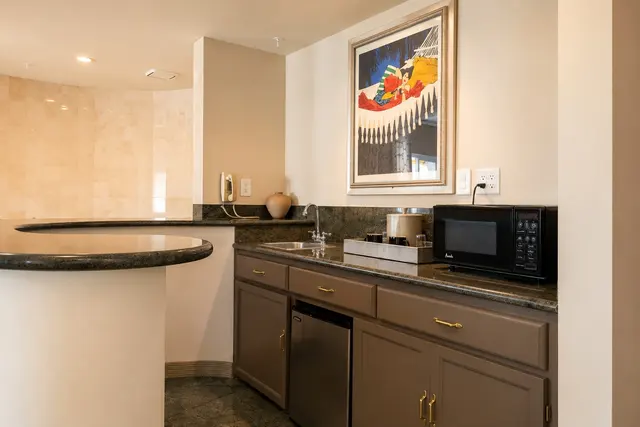 Silver Screen Suite | King bed with hot spa tub — room at Hollywood Hotel, Los Angeles — photo 6 of 11