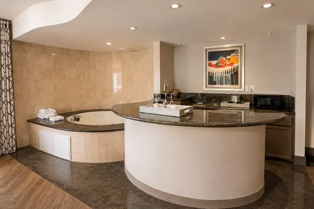 Silver Screen Suite | King bed with hot spa tub — room at Hollywood Hotel, Los Angeles — photo 7 of 11