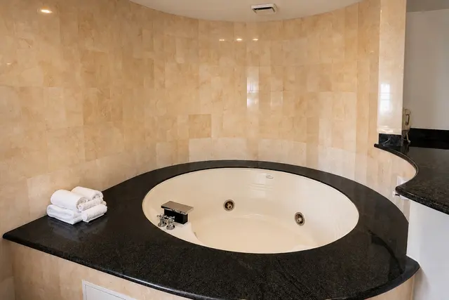 Silver Screen Suite | King bed with hot spa tub — room at Hollywood Hotel, Los Angeles — photo 9 of 11