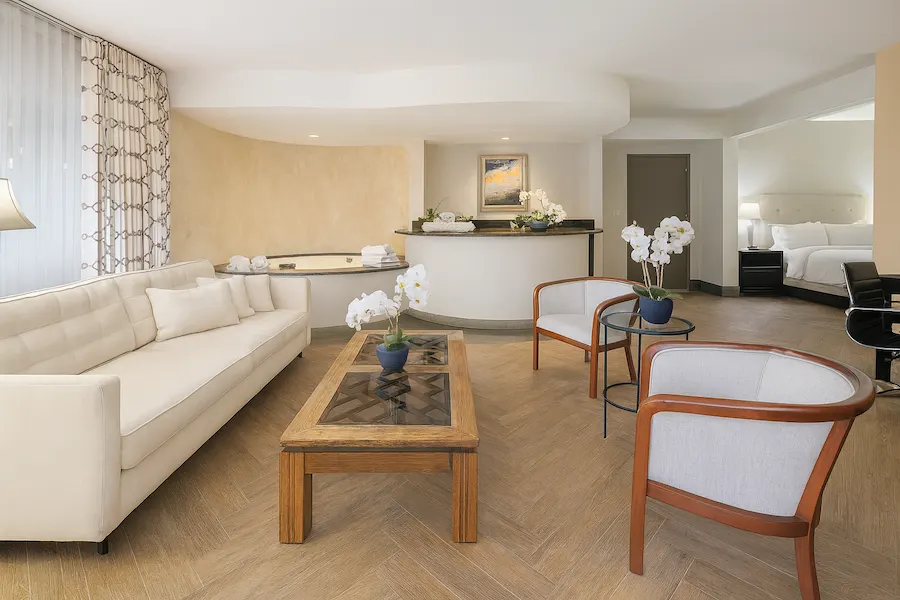 Silver Screen Suite | One King Bed with Hot Spa Tub – Hollywood Hotel
