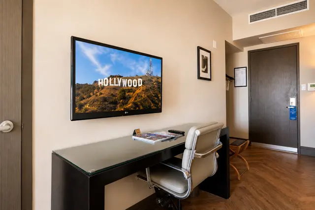 Starlet Double Queen | Accessible room — room at Hollywood Hotel, Los Angeles — photo 10 of 10