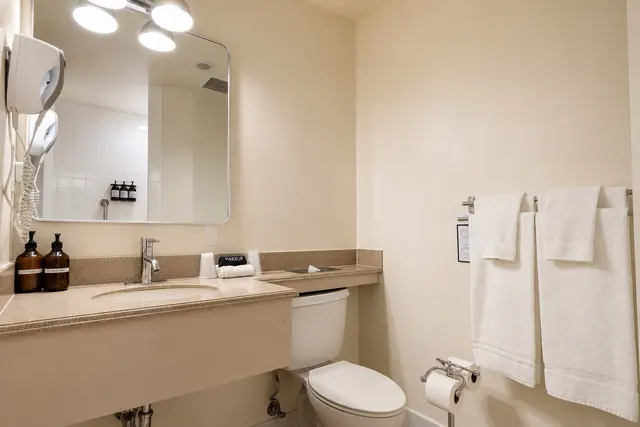 Starlet Double Queen | Accessible room — room at Hollywood Hotel, Los Angeles — photo 4 of 10