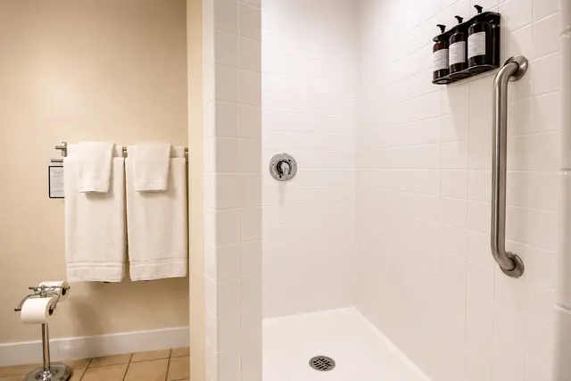 Starlet Double Queen | Accessible room — room at Hollywood Hotel, Los Angeles — photo 5 of 10