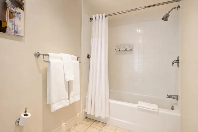 Starlet Double Queen | Bathtub on second floor — room at Hollywood Hotel, Los Angeles — photo 3 of 8