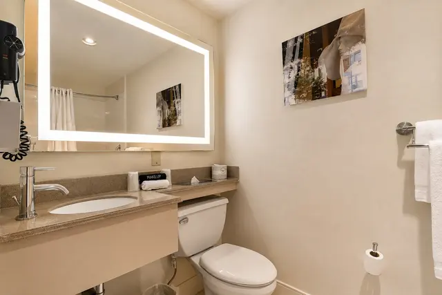 Starlet Double Queen | Bathtub on second floor — room at Hollywood Hotel, Los Angeles — photo 4 of 8