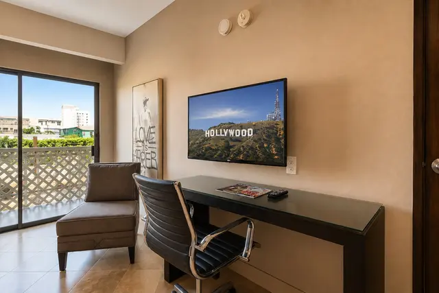 Starlet Double Queen | Closet and sliding door balcony – Hollywood Hotel
