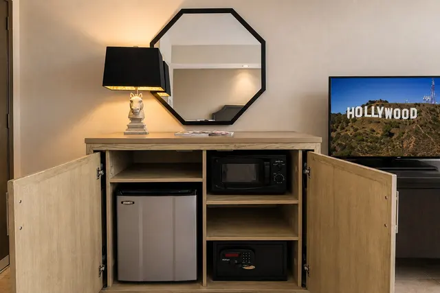 Starlet Double Queen | Facing east parking — room at Hollywood Hotel, Los Angeles — photo 5 of 7
