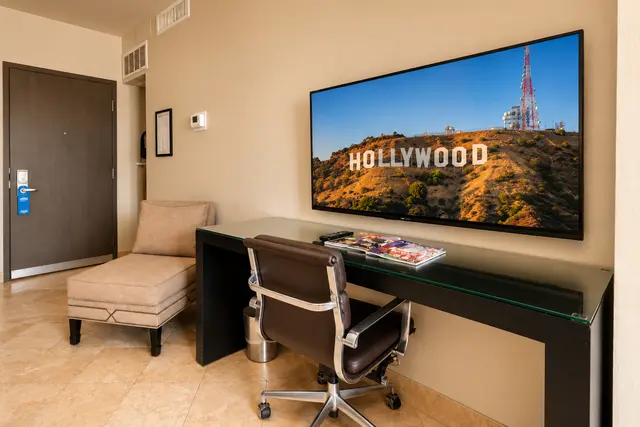 Starlet Double Queen | Ground floor — room at Hollywood Hotel, Los Angeles — photo 10 of 10
