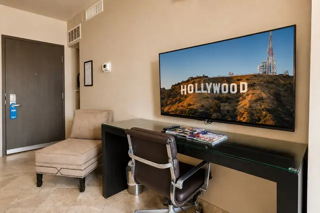 Starlet Double Queen | Ground floor — room at Hollywood Hotel, Los Angeles — photo 5 of 8