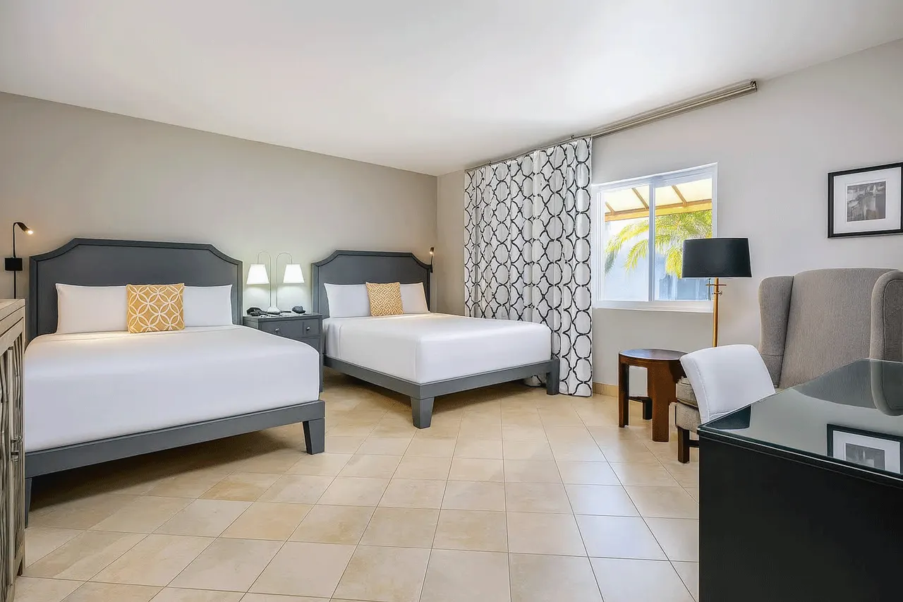 Starlet Double Queen | Ground floor – Hollywood Hotel