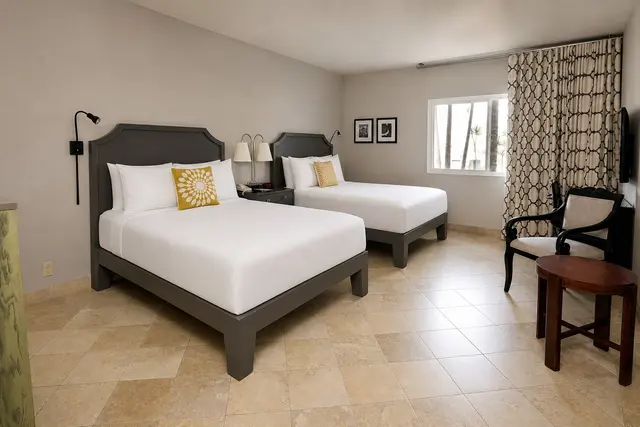 Starlet Double Queen | Ground floor with bathtub — Hollywood Hotel, Los Angeles (2/8)