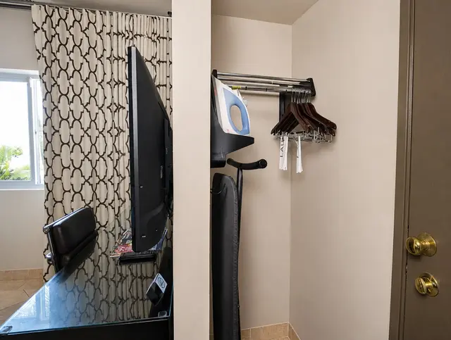 Starlet Double Queen | Ground floor with bathtub — Hollywood Hotel, Los Angeles (3/8)