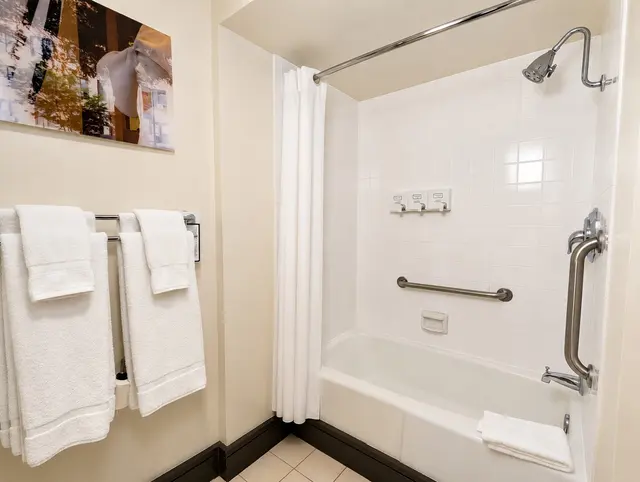 Starlet Double Queen | Ground floor with bathtub — Hollywood Hotel, Los Angeles (5/8)