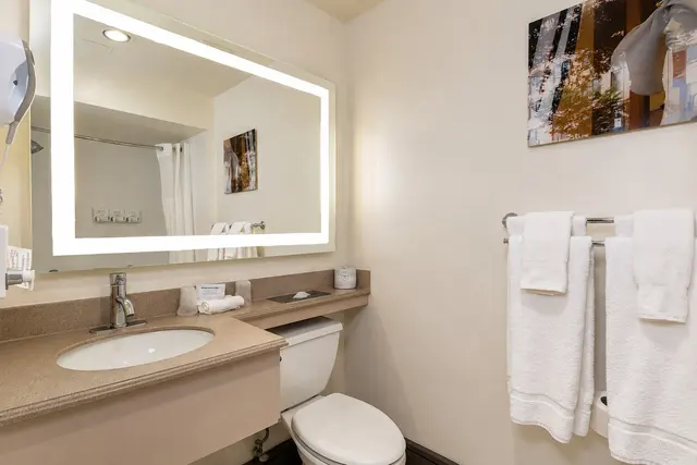 Starlet Double Queen | Ground floor with bathtub — Hollywood Hotel, Los Angeles (8/8)